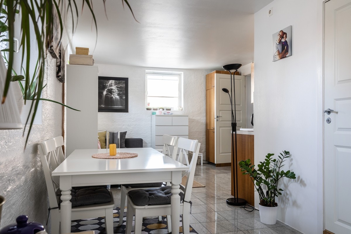 Ungdomsstue (innredet som stue i åpen kjøkkenløsning). Gulvvarme. Galleribilde