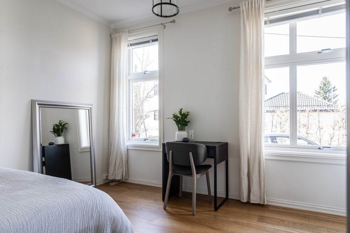 Soverom nr. 2 med god plass til seng og skrivepult. Galleribilde