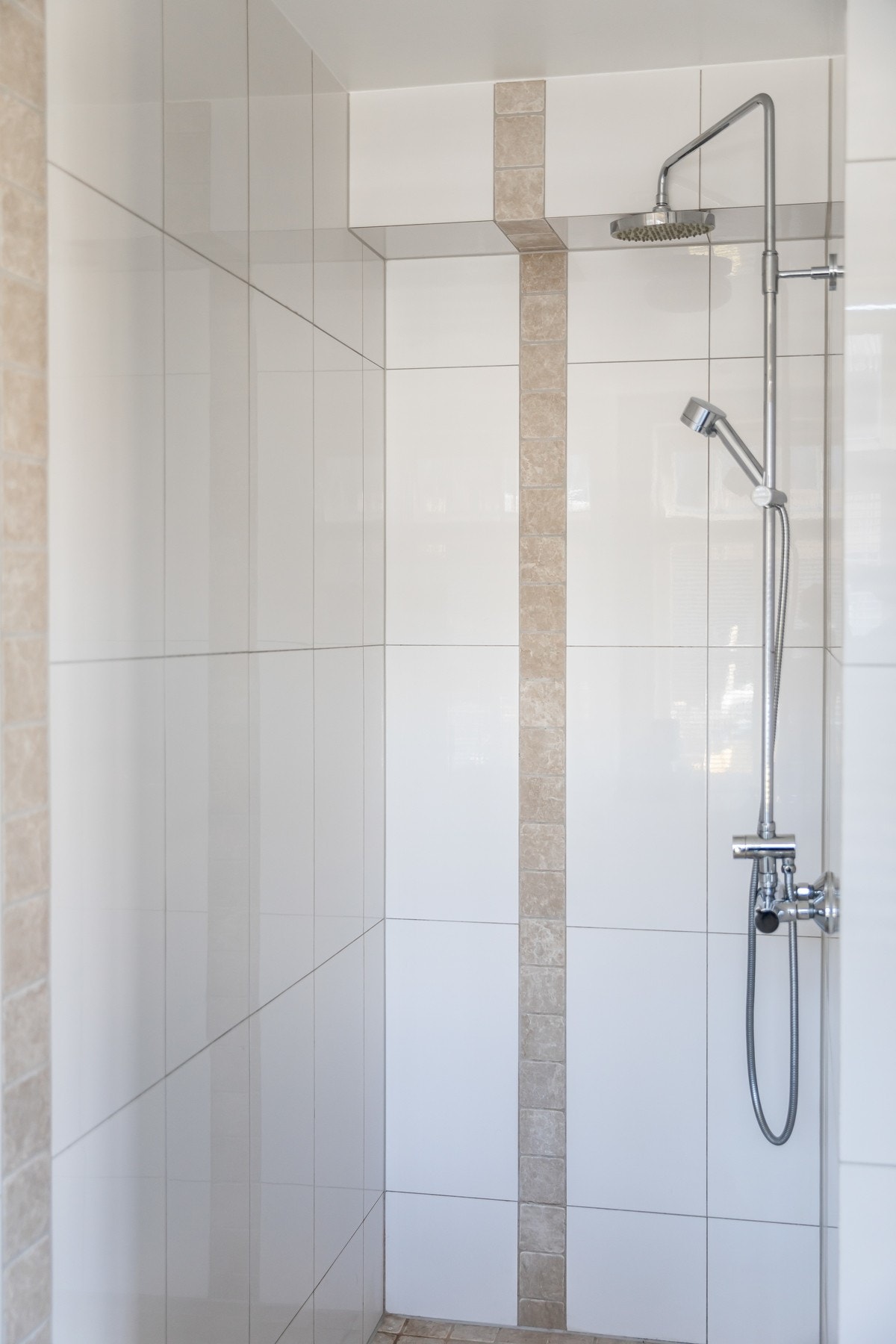 Dusjnisje med regn- og hånddusj med blandebatteri fra Damixa. Galleribilde