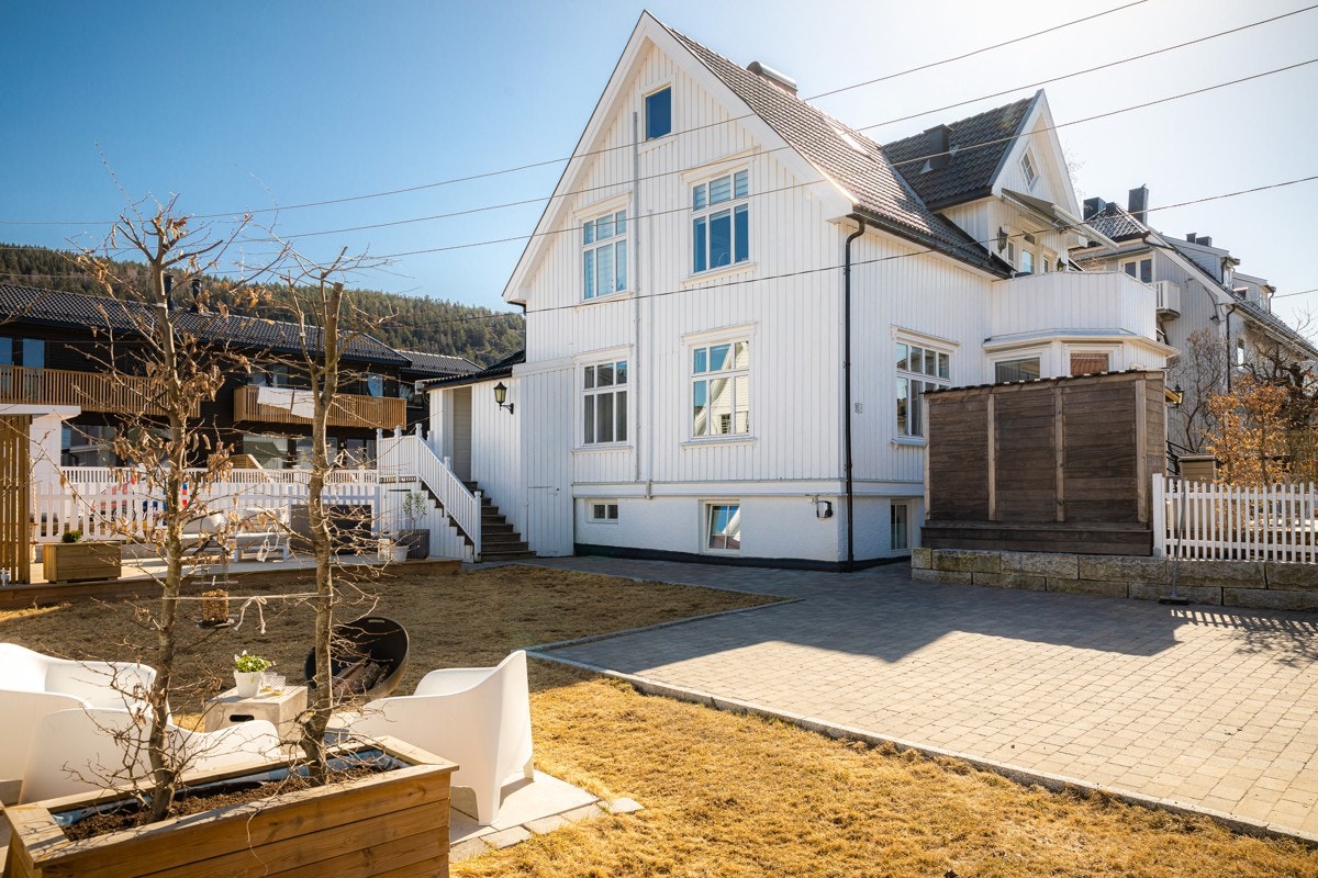 Boligen disponerer en solrik hage med to terrasser, hellelagt uteplass og biloppstillingsplasser. Galleribilde