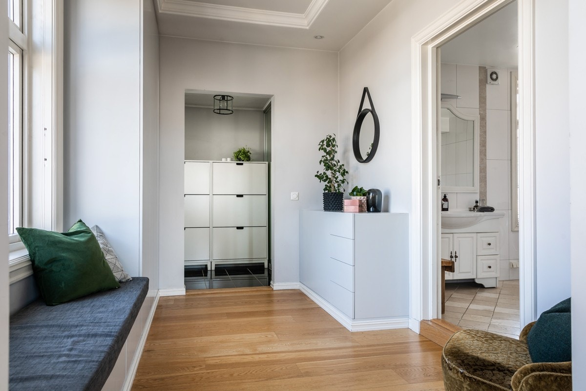 Downlights i himling og plassbygget sofabenk ved vinduet. Galleribilde