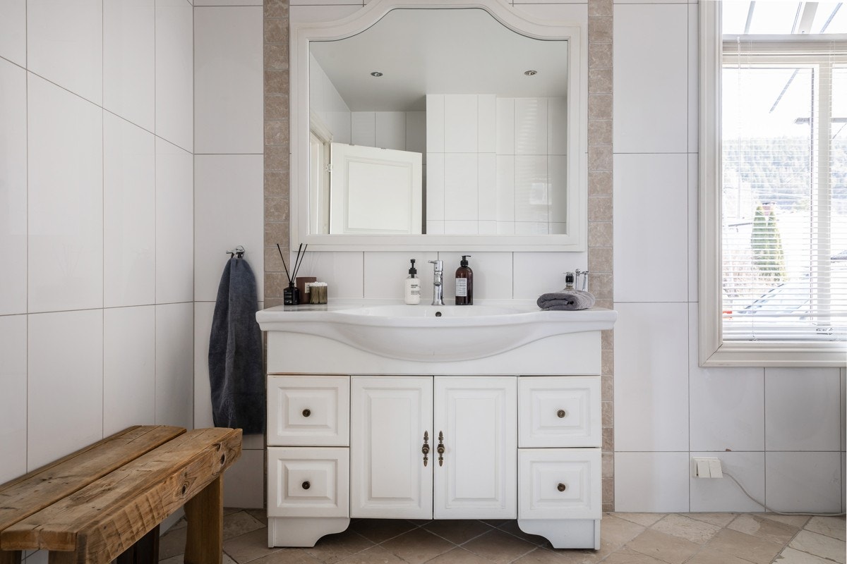 Servantskap og servant med ett-greps armatur fra Hans Grohe. Galleribilde