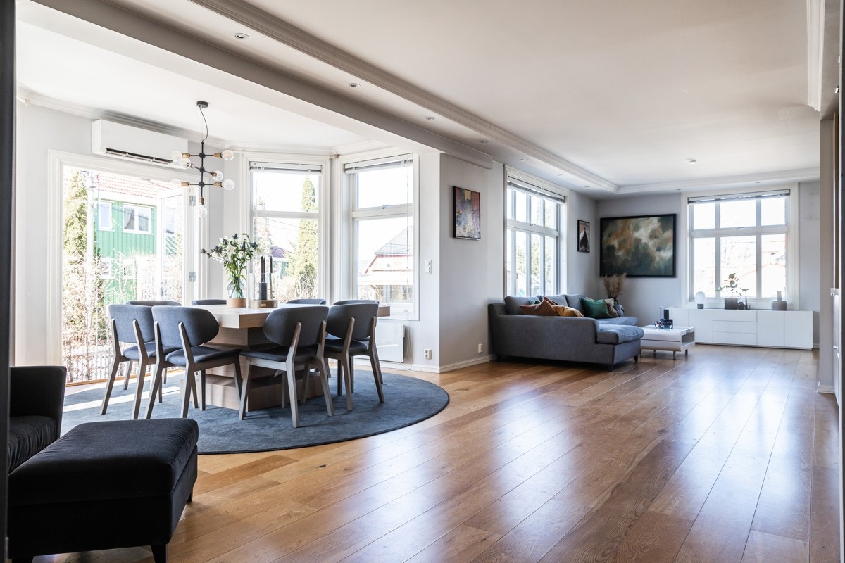 Stor, delikat stue og spisesestue med 1-stavs eikeparkett (14mm). Galleribilde