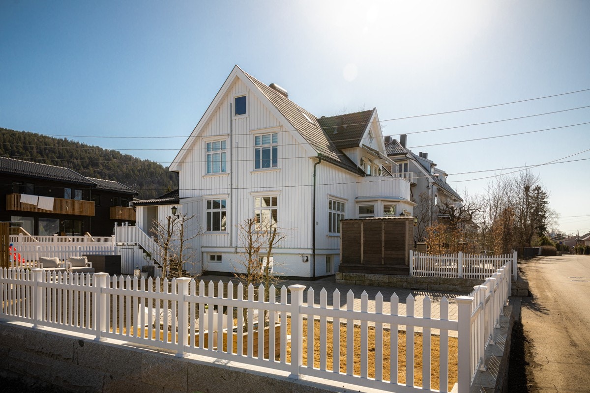 Horisontaldelt tomannsbolig (1. etasje + kjeller), beliggende i en flott, klassisk trevilla. Galleribilde