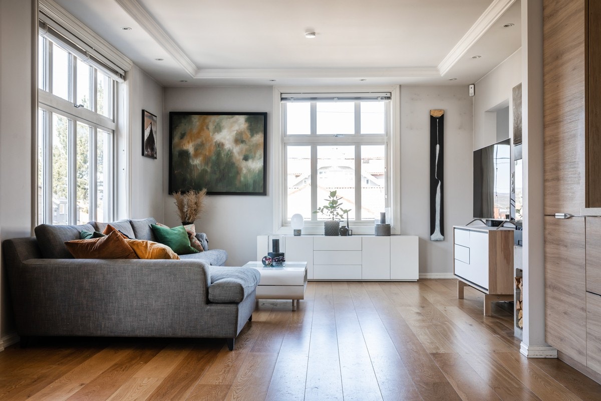 Stuen har store vinduer, downlights i himing og god takhøyde. Galleribilde