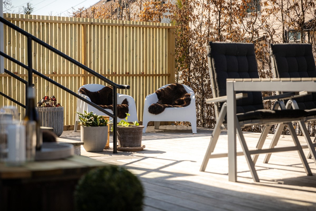 Skjermet terrasse med plass til flere sittegrupper. Galleribilde
