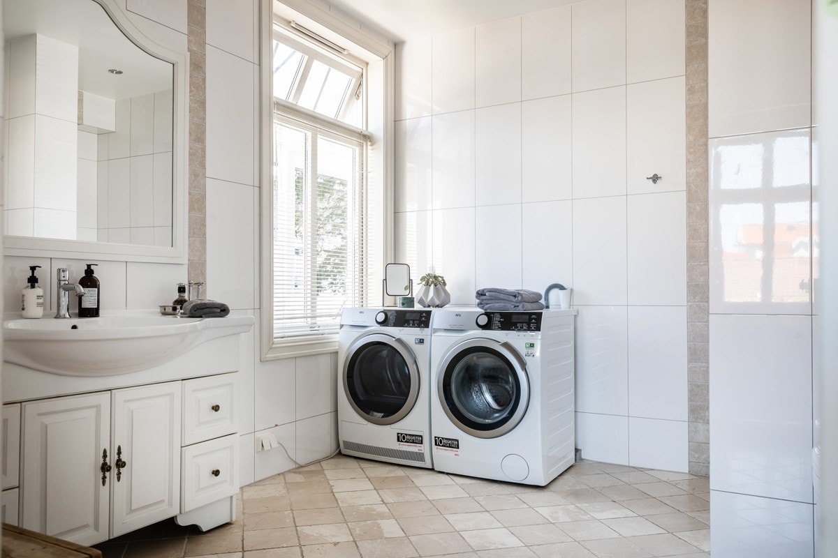 Stort, tiltalende bad med varmekabler i gulv og downlights i himling. Galleribilde