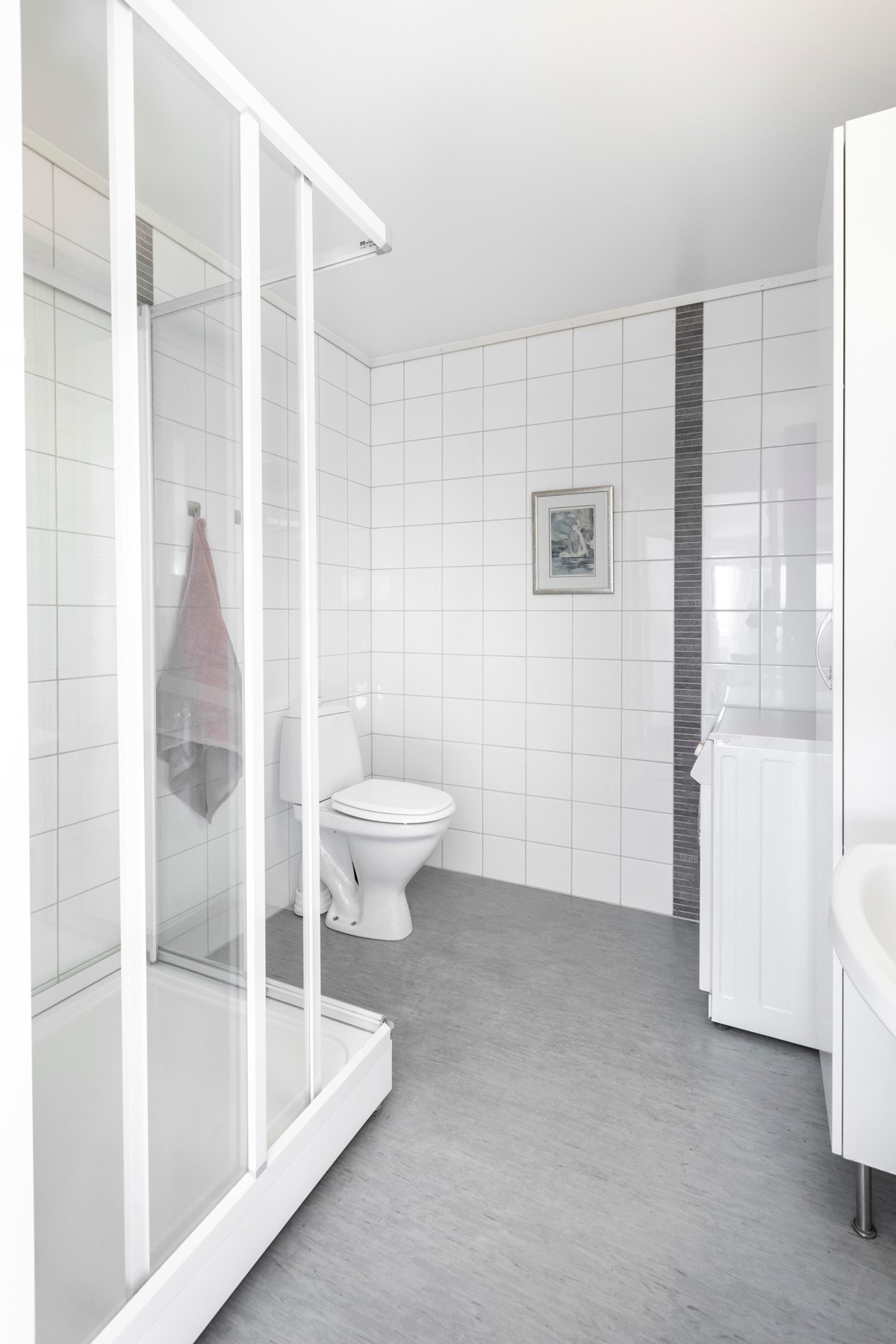 Leilighetens bad er av god størrelse, og er innredet med dusjkabinett og servant. Galleribilde