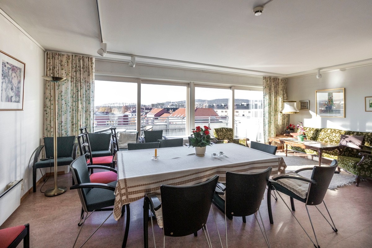 Fellesrommet i sameiet består av en hyggelig og romslig stue, praktisk kjøkken, peisovn og stor, felles balkong. Galleribilde