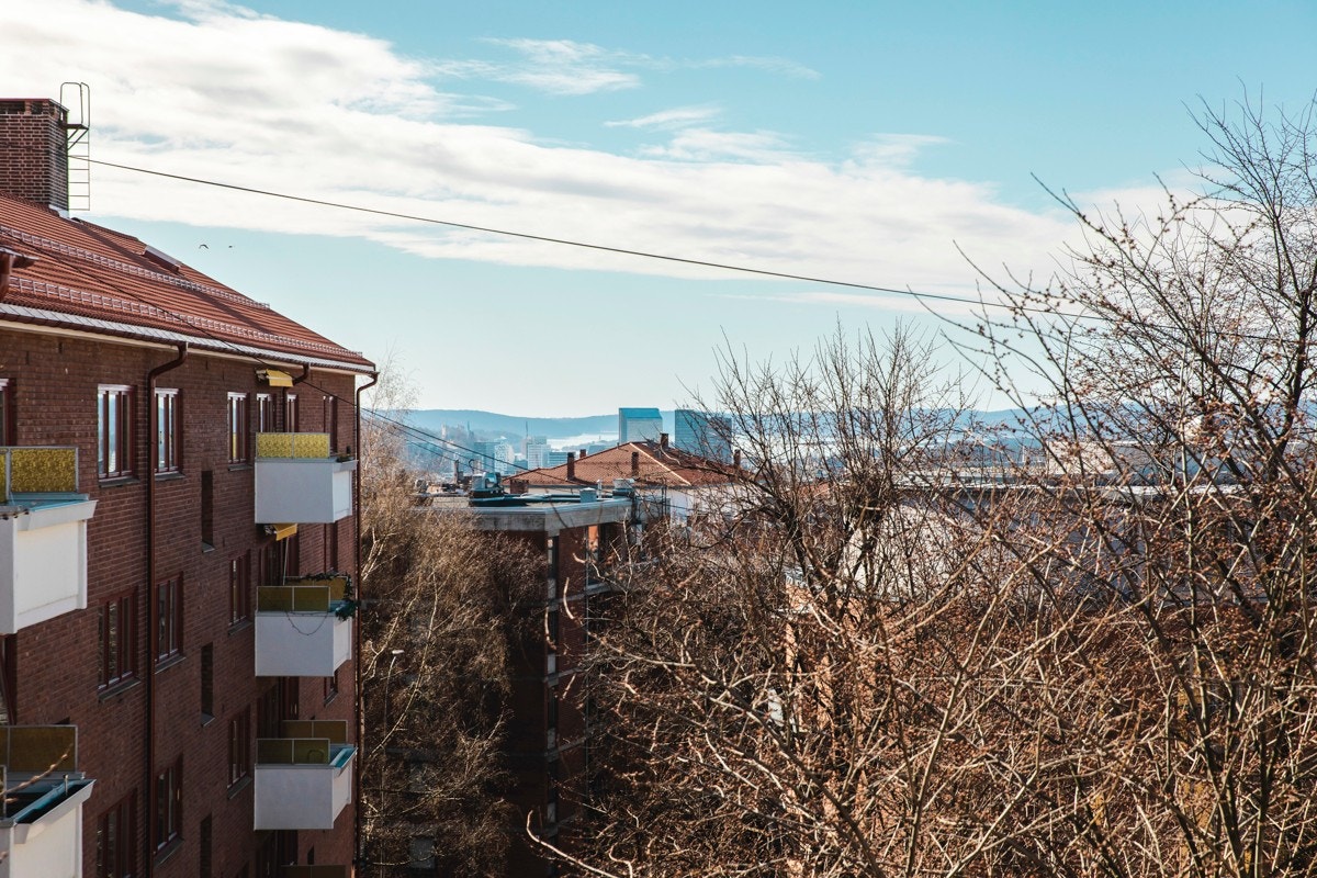 Herfra er det utsyn over nærområdet, byen og fjorden. Galleribilde