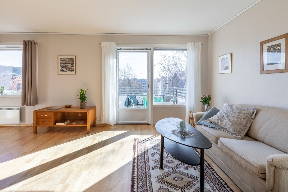 De store vindusflatene slipper inn godt med dagslys inn i stuerommet, og det er flott utsyn mot nærområdets grøntarealer. Galleribilde