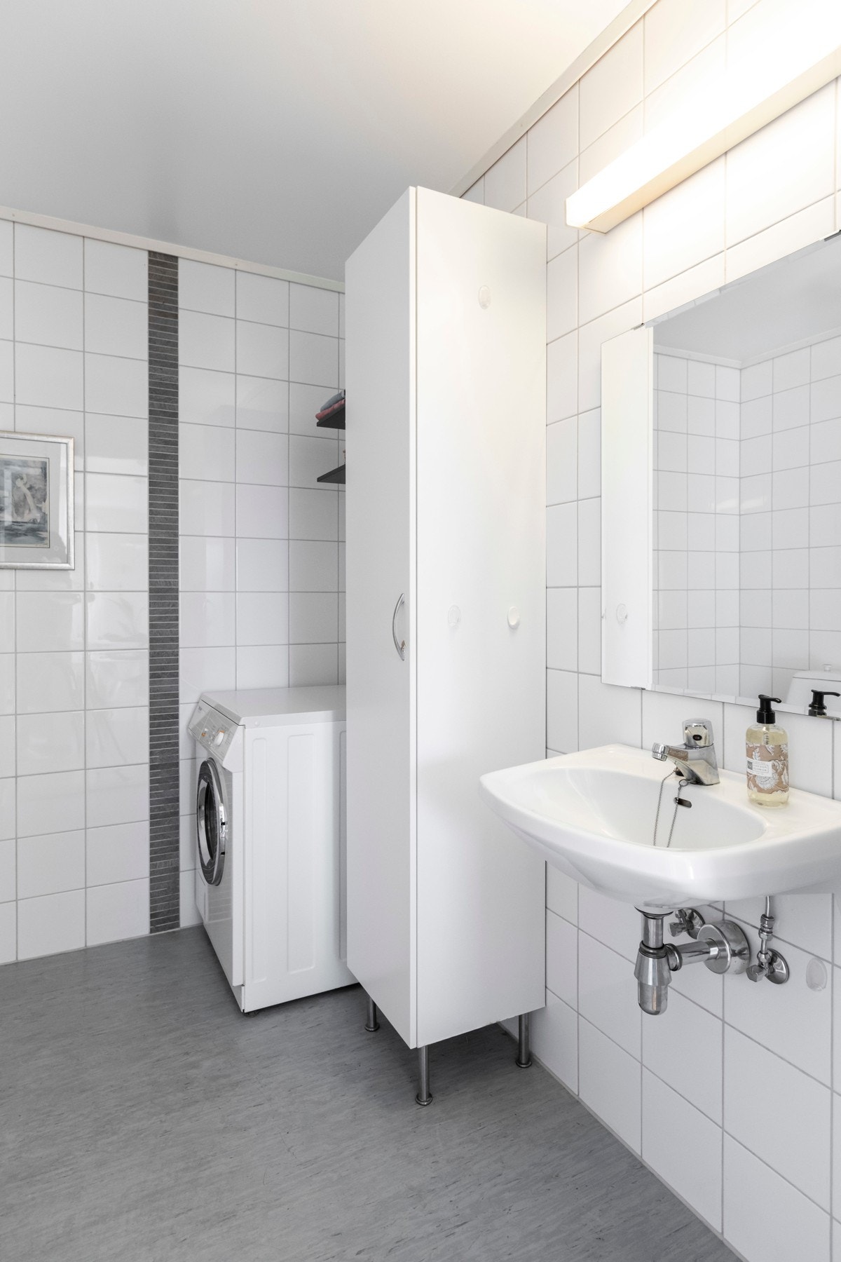 Det er varme i gulvet og opplegg for vaskemaskin. Galleribilde