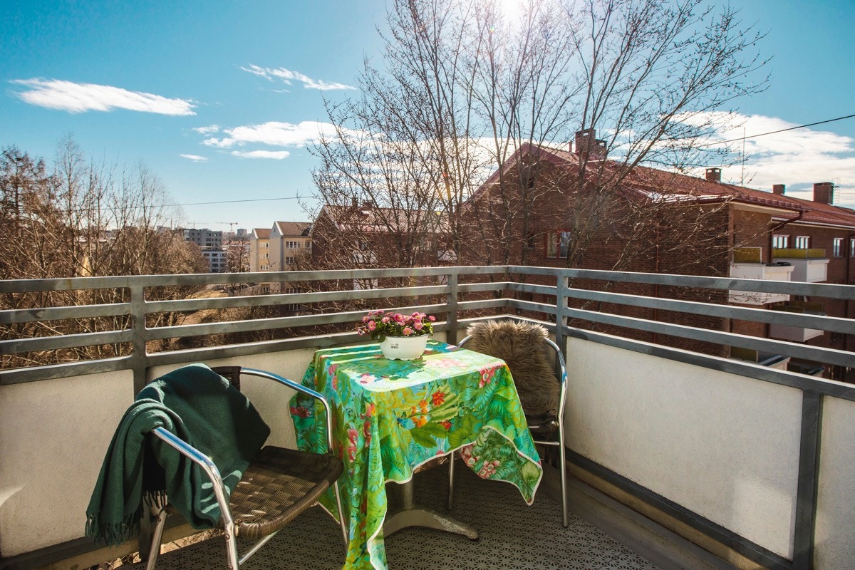 Fra stuen finner vi utgangen til leilighetens balkong. Galleribilde