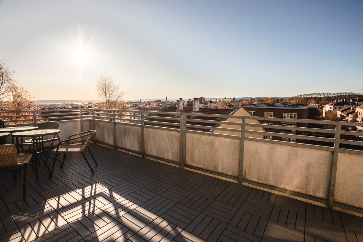 I toppetasjen har sameiet en flott felles takterrasse, med meget gode solforhold Galleribilde