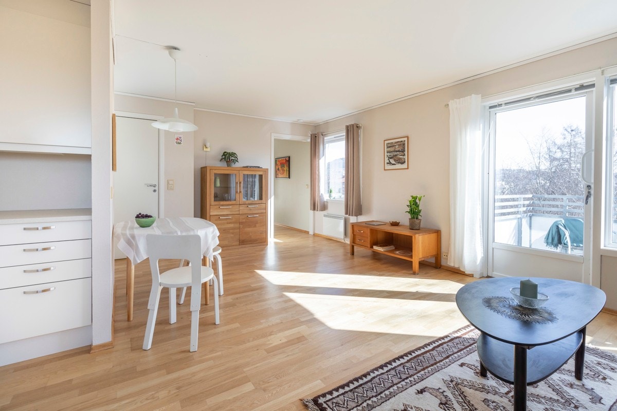 I tilknytning til kjøkkenet er det god plass til en hyggelig spisegruppe, hvor venner og familie kan inviteres til hyggelige lag. Galleribilde