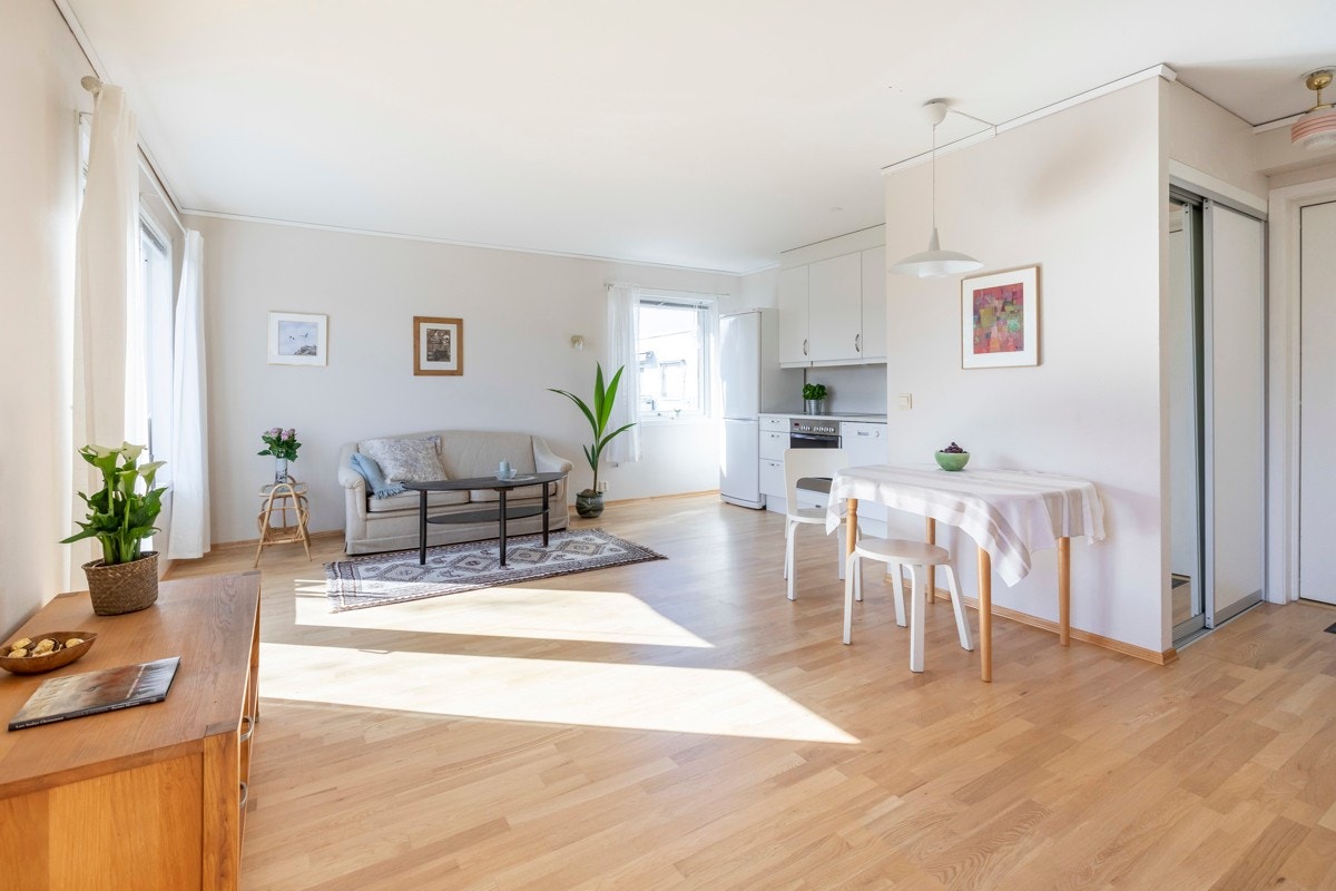 Stuen er lys og romslig, med gode møbleringsmuligheter. Galleribilde