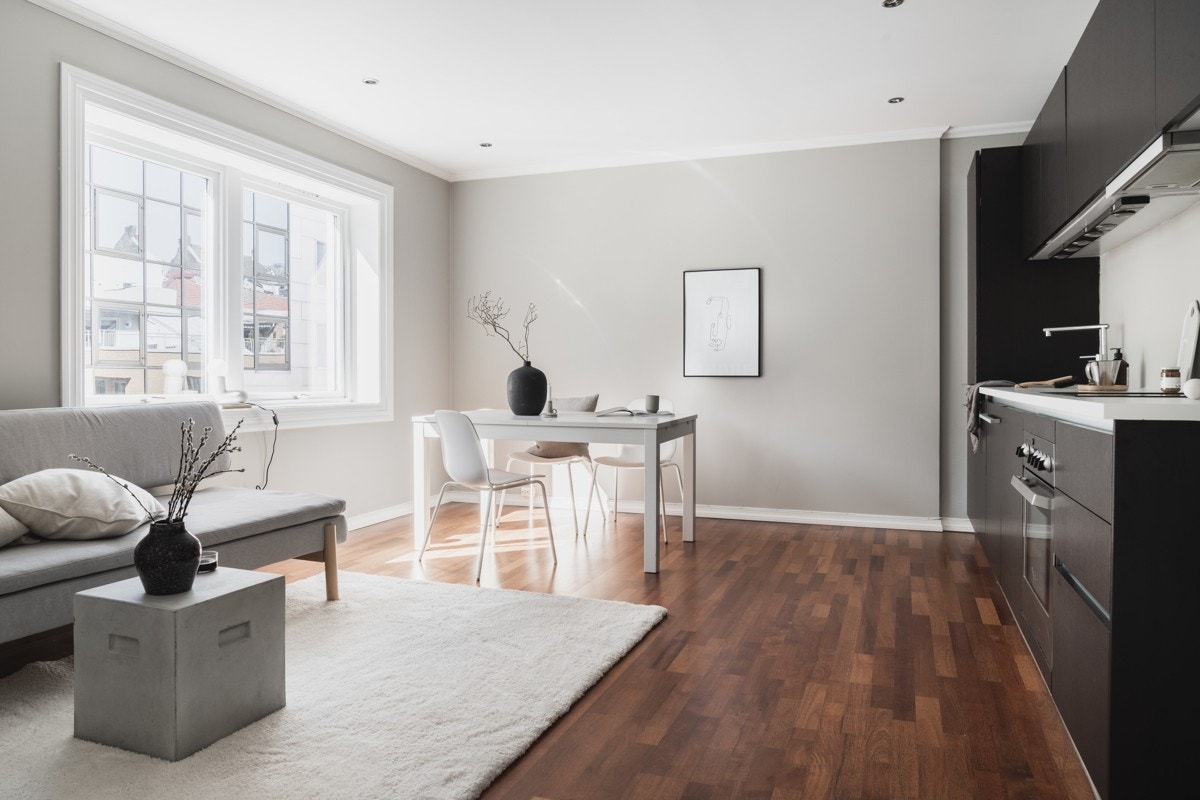 Det er en åpen løsning mellom stue/kjøkkenet, og rommet er på ca 21 kvm. Galleribilde