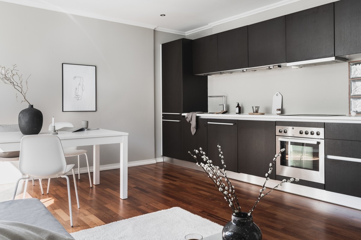 Av integrerte hvitevarer har kjøkkenet stekeovn, platetopp, oppvaskmaskin, kjøleskap med frys og ventilator. Galleribilde