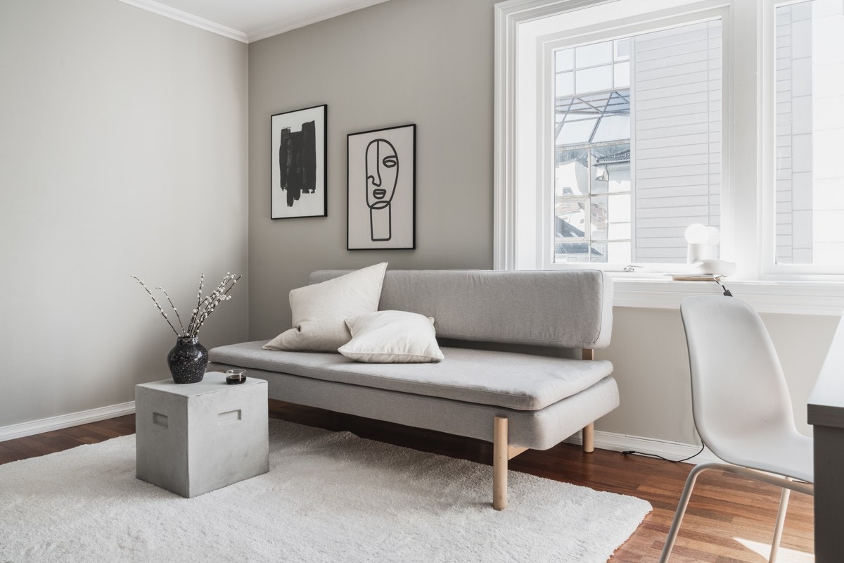 Stuen er enkel å dele inn i sofasone og spisesone. Galleribilde