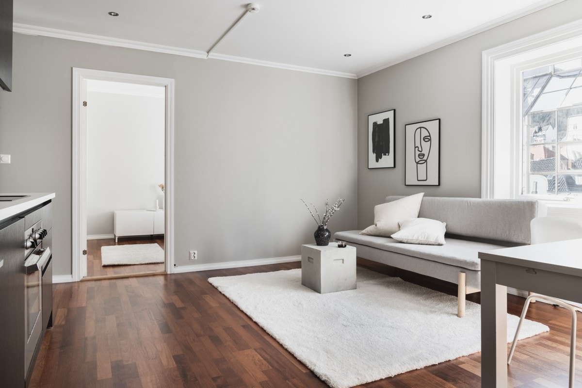 Stuen er romslig med store vindusflater, som gir leiligheten rikelig med naturlig lysinnslipp. Galleribilde