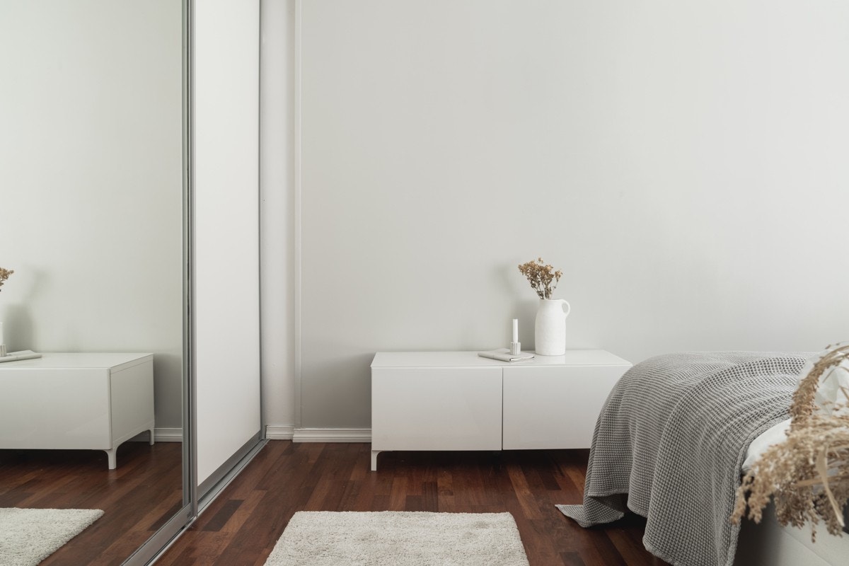 Soverommet har også en lekker skyvedrøsgarderobe. Galleribilde