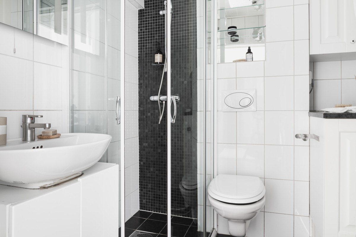 Badet er helfliset og har varmekabler i gulvet. Galleribilde