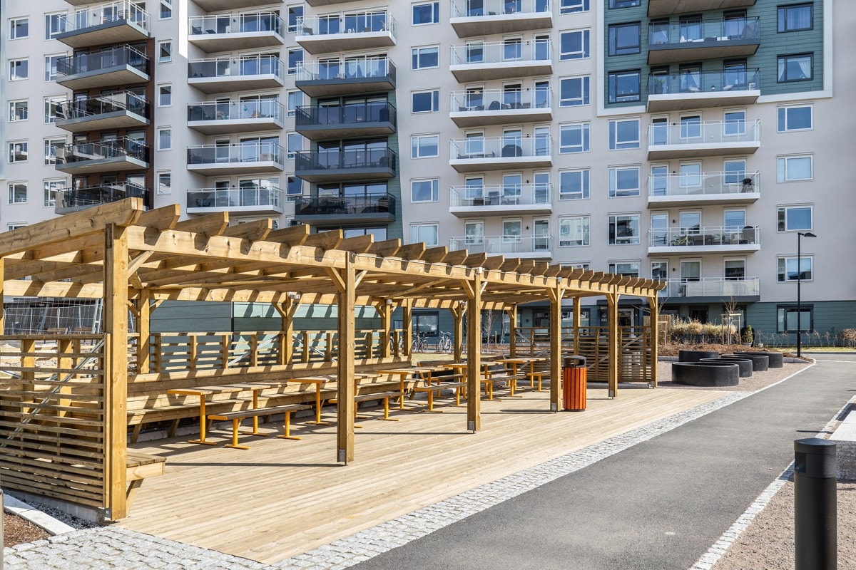 Flere sittegrupper, benker, lekeapperater etc. i borettslagets fellesområde Galleribilde