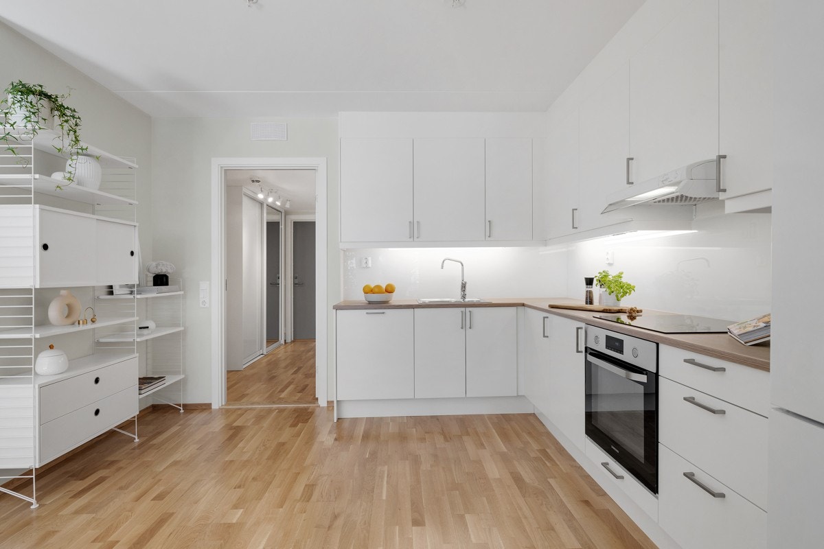 Kvalitetshvitevarer med kjøl/frys, oppvaskmaskin, samt integrert stekeovn og platetopp følger med i handelen Galleribilde