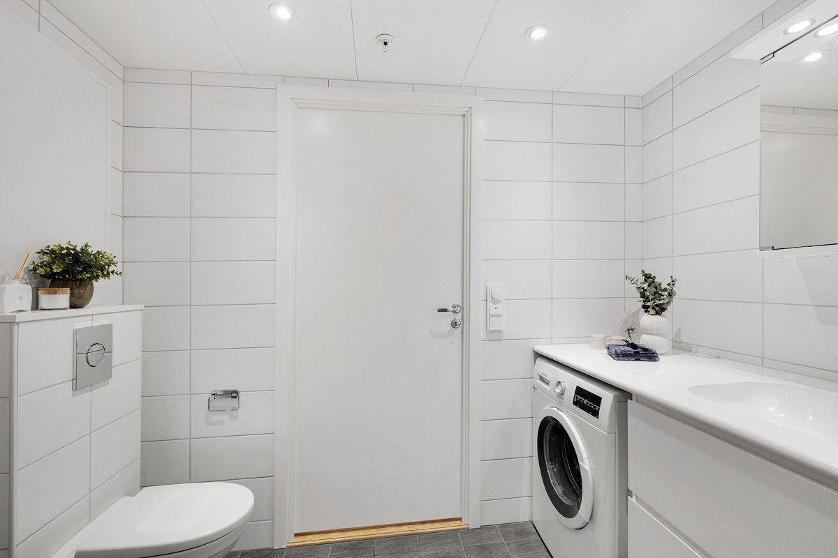 Romslig og pent flislagt bad Galleribilde