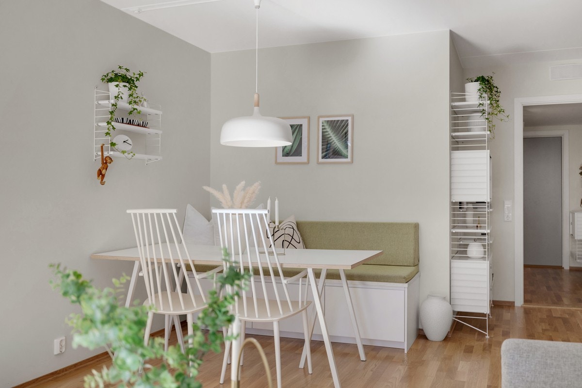 Skreddersydd sittebenk i "rommet" mellom stue og kjøkken som følger med i handelen Galleribilde