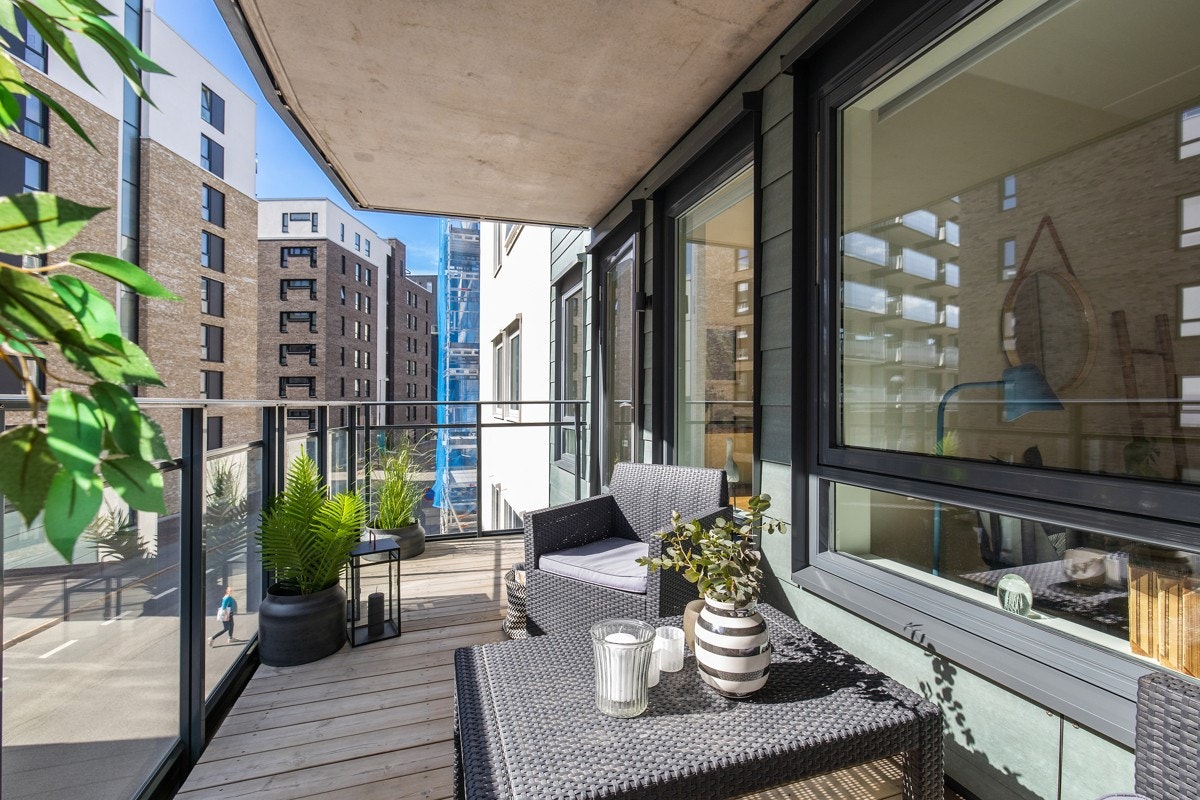 Herlig sydvestvendt balkong på 7,4 kvm. god plass til utemøbler, diverse beplantning og grill på balkongen Galleribilde