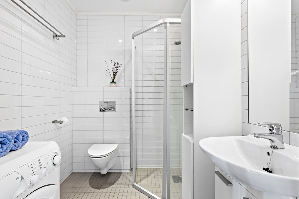 Flislagt bad i nøytrale farger. Gulvvarme Galleribilde