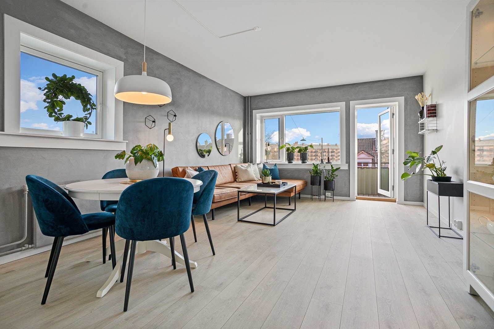 Romslig stue med store vindusflater Galleribilde