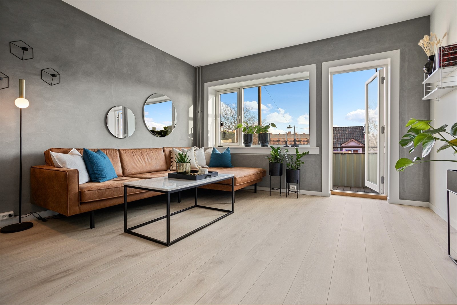 Bygården ligger på et høydedrag som gir fritt utsyn fra stuen. Svært lite innsyn Galleribilde