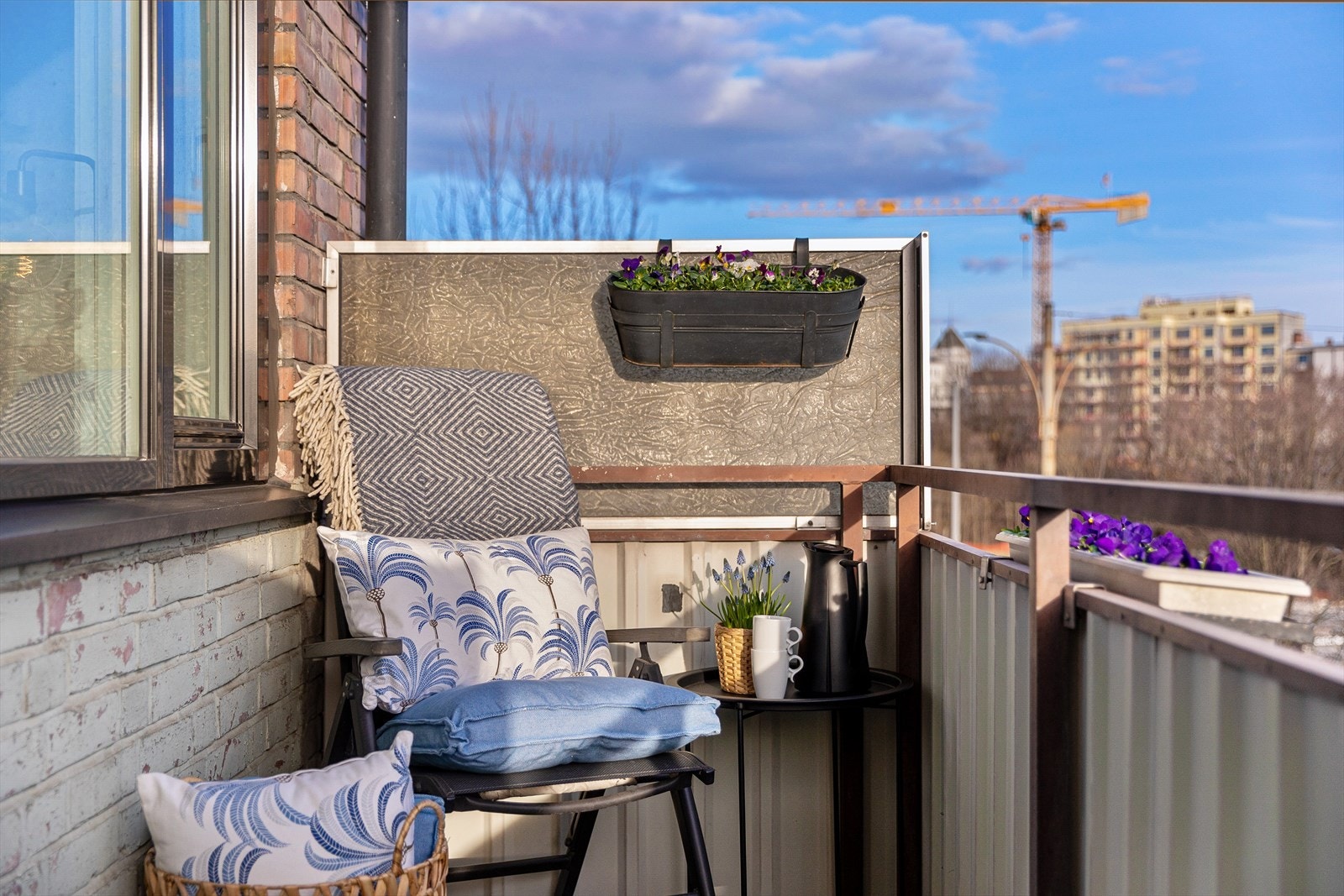 Flott sydvendt balkong på ca. 4.6 kvm. Usjenert beliggende med flott utsikt Galleribilde