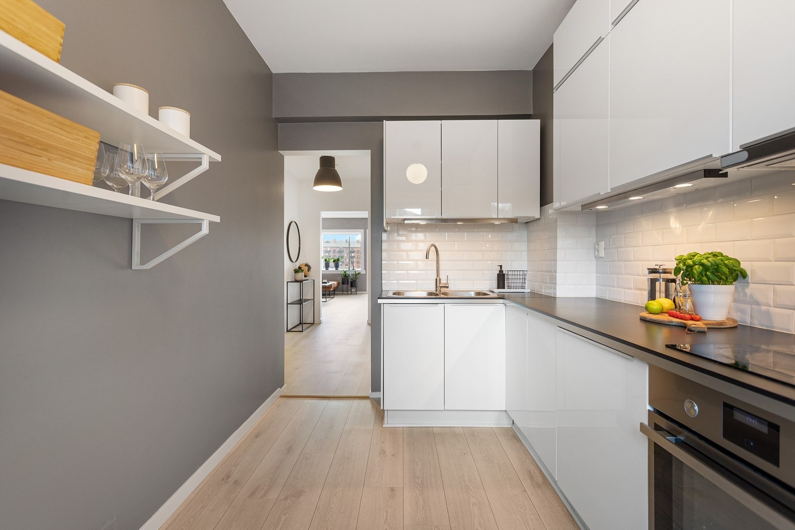 Nedsenket keramisk platetopp, skapmontert ventilator med belysning og mekanisk avtrekk, innebygget stekeovn fra Ikea, integrert kjøleskap med frysedel fra Ikea, integrert oppvaskmaskin fra Ikea. Galleribilde