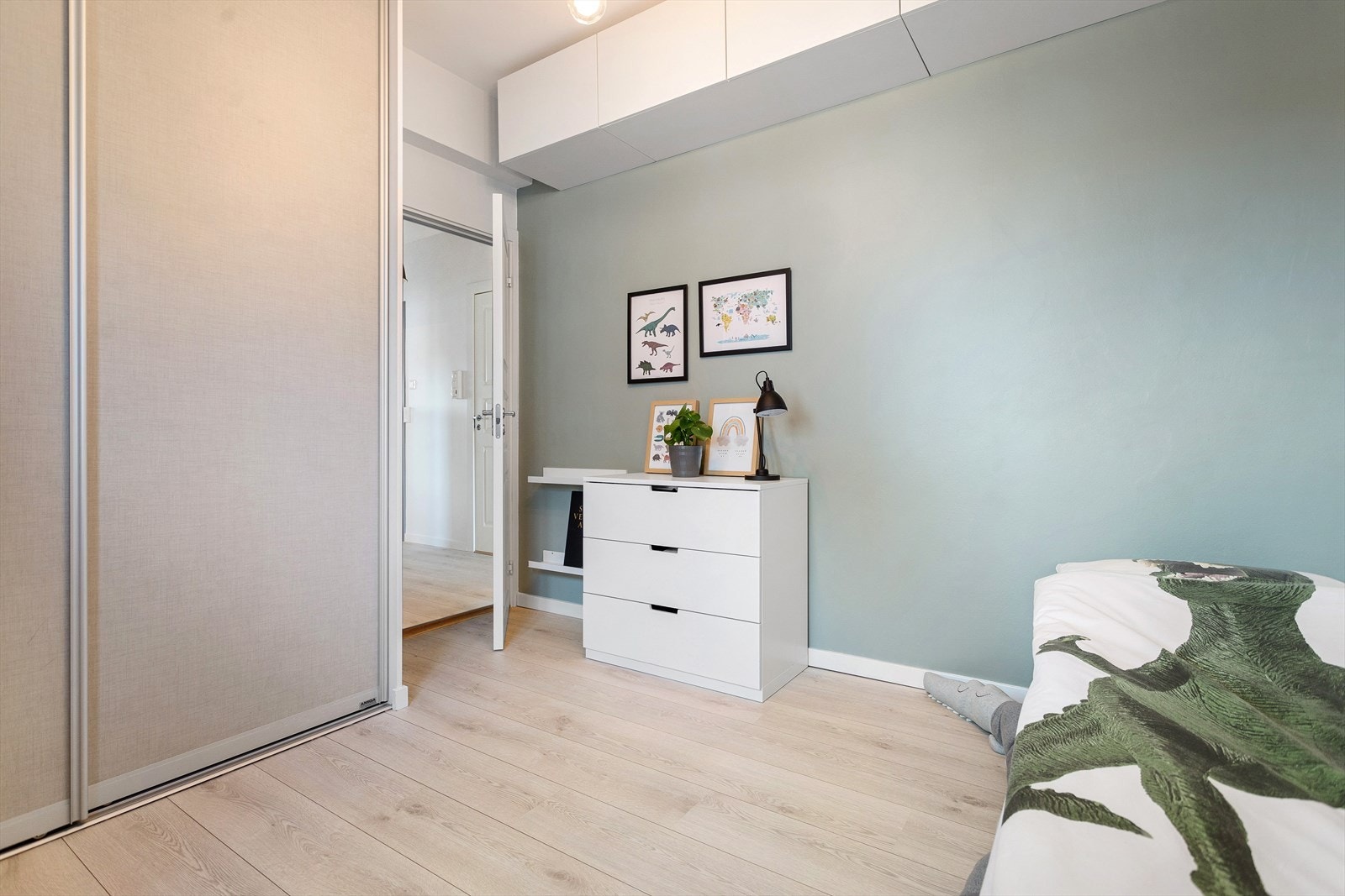 Rikelig med oppbevaringsplass i større skyvedørsgarderobe. Galleribilde