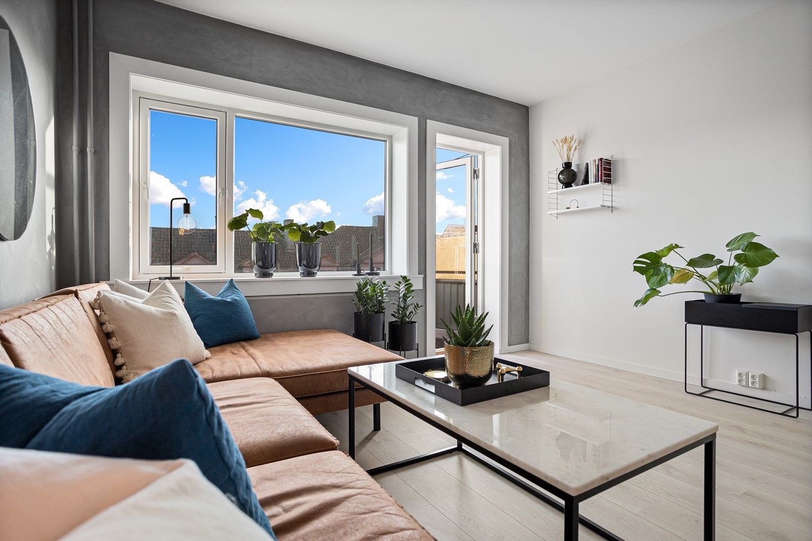 Leiligheten ligger i en høy 1.etasje hvorav inngangspartiet er i 1.etasje mens resten av leiligheten ligger i tilsvarende 2. etasje. Galleribilde