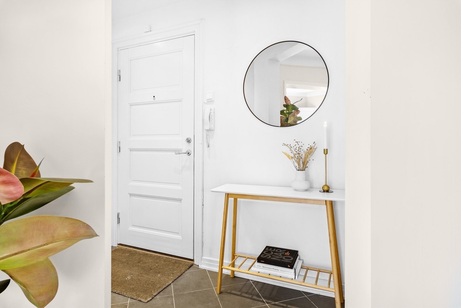 Inngangspartiet er lyst og innbydende, hvilket gir et godt førsteinntrykk av leiligheten. Gode oppbevaringsmuligheter med skyvedørsgarderobe på 1,50 meter. Galleribilde