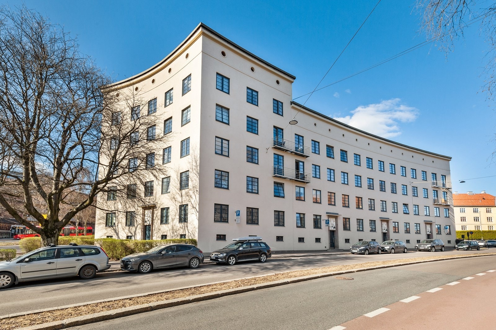 Velkommen til Uelands gate 61A, en flott selveierleilighet i byggets 3. etasje. Leiligheten har en meget populær, sentral og attraktiv beliggenhet i Illadagen, like ved Alexander Kiellands plass. Galleribilde