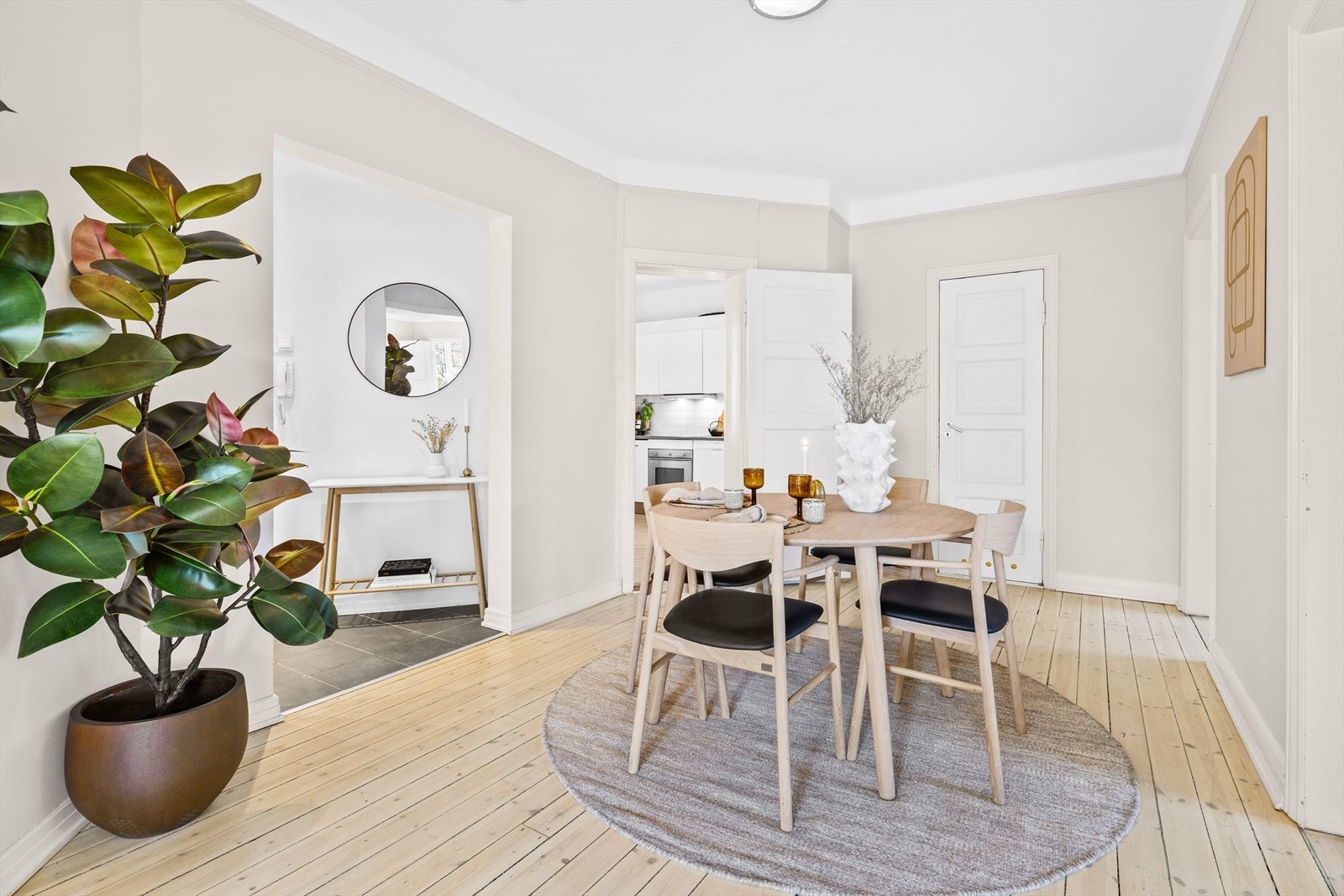 Spisestue i delikate farger som rommet en luftig og romslig følelse. Galleribilde