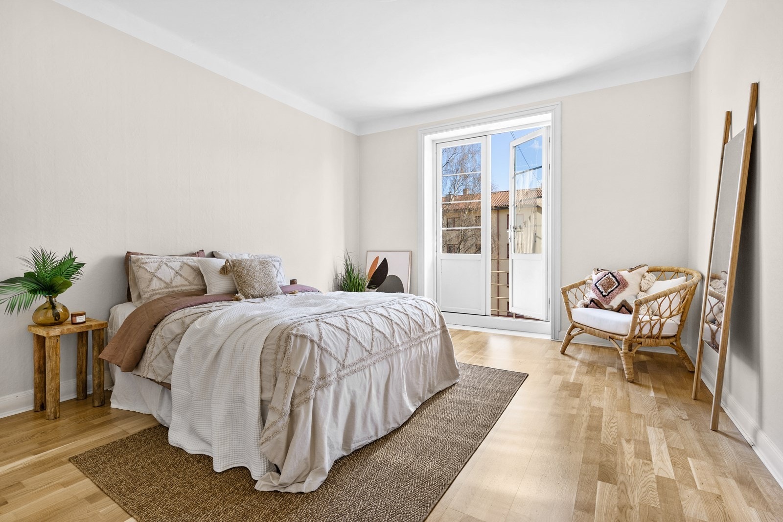 Soverom III - Flott og lyst soverom av meget god størrelse. Fra soverommet er det utgang til sydvest-vendt balkong på ca. 3 m2. Galleribilde