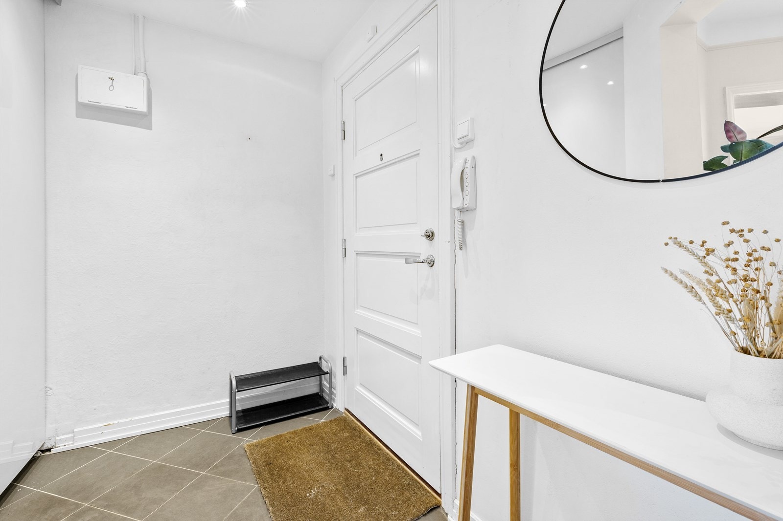 Leiligheten ligger i byggets 3. etasje, med adkomst via felles trappegang. Oppgangen har callinganlegg. Nedsenket himling med downlights. Galleribilde