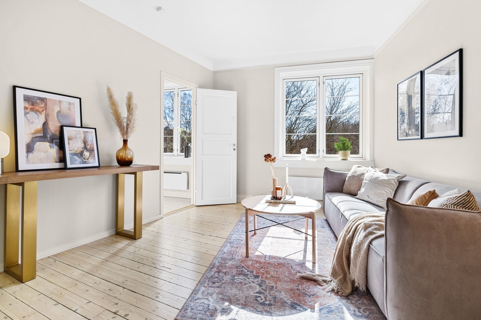 Meget delikat stue i tidsriktige farger samt flotte materialvalg. Galleribilde