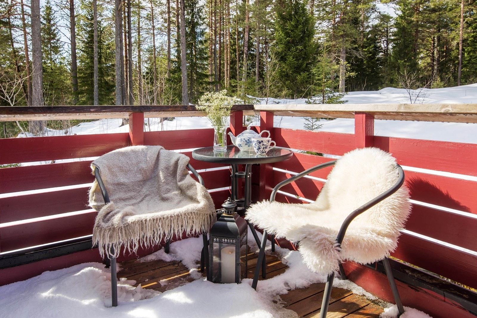 Skjermet balkong hvor for- og ettermiddagssolen kan nytes. Galleribilde