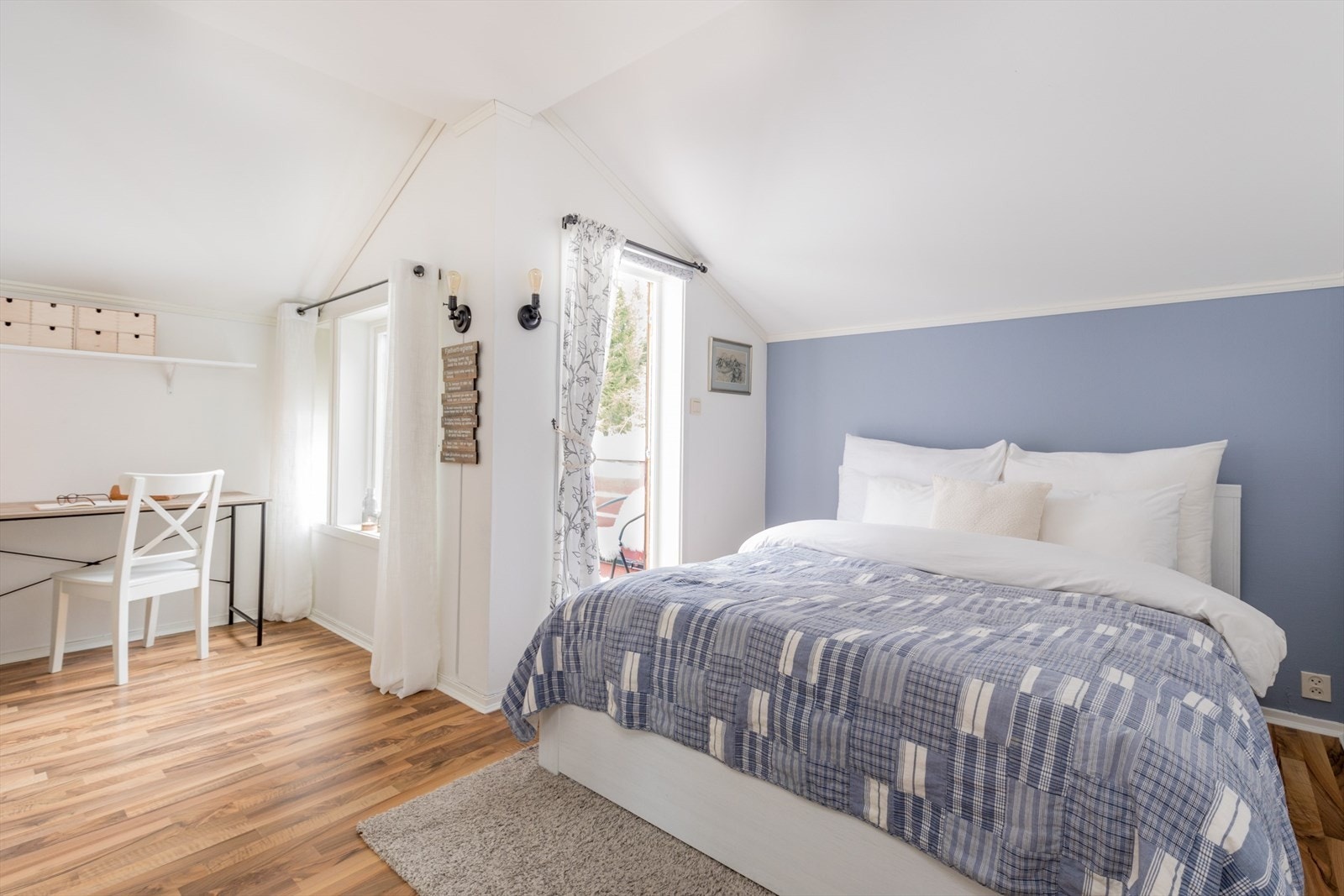 Stort soverom med utgang til balkong. Galleribilde