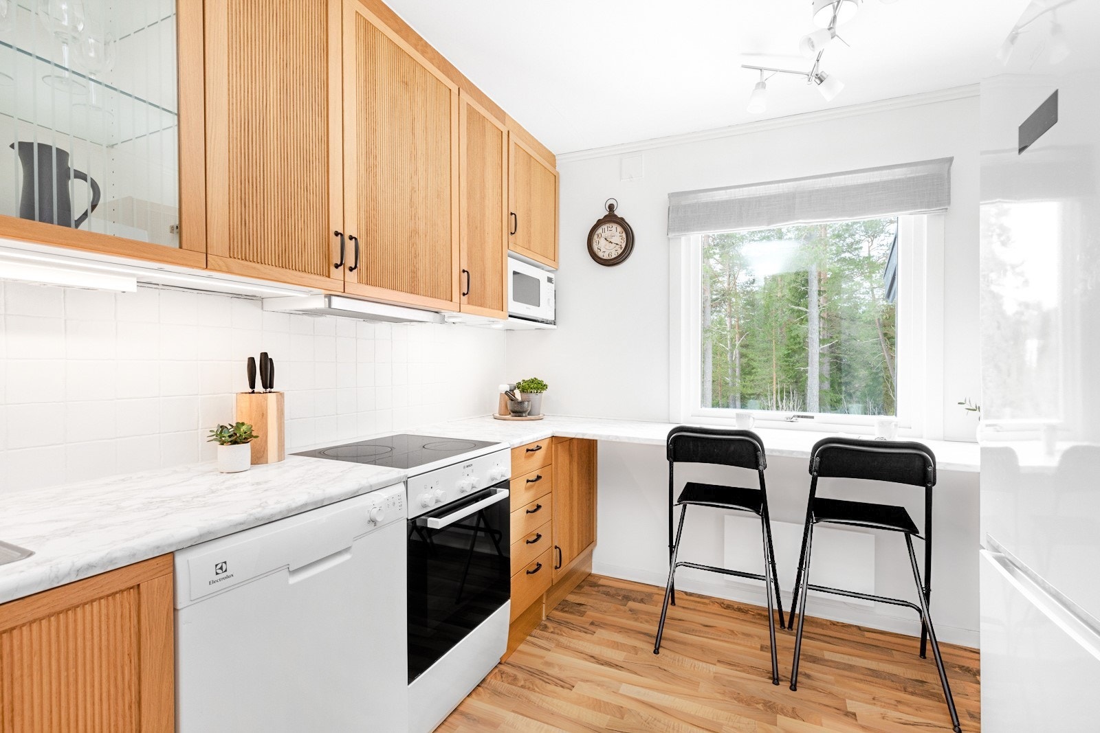 Lyst og fint kjøkken med gode arbeidsflater og skapplass. Galleribilde