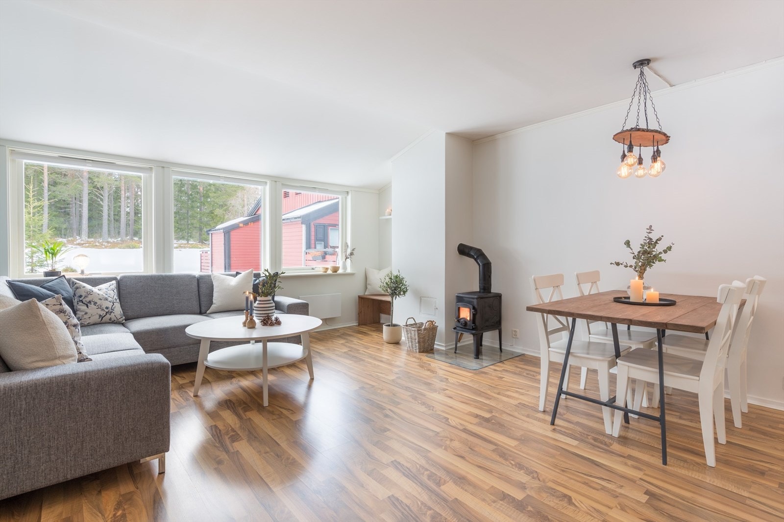 Samsolgt by DNB Eiendom har gleden av å presentere Vådanveien 23! En lys og flott 2-roms leilighet med flott plassering i 2.etg. Galleribilde