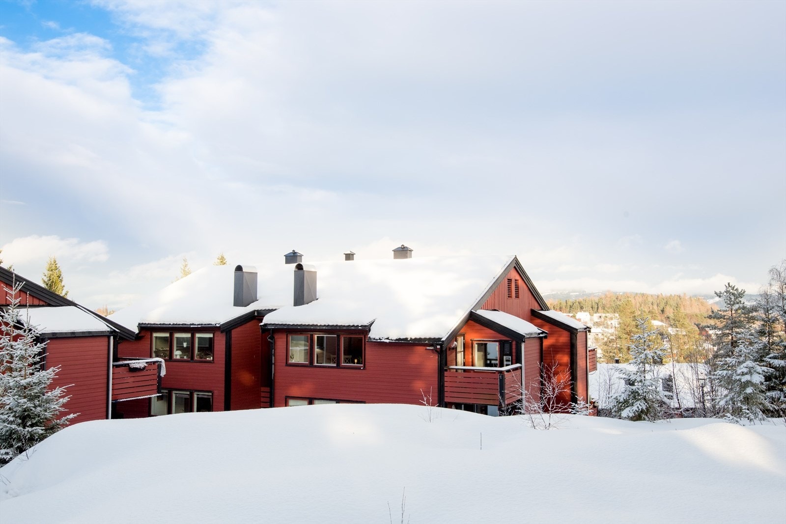 Leiligheten ligger i byggets 2. etasje. Galleribilde