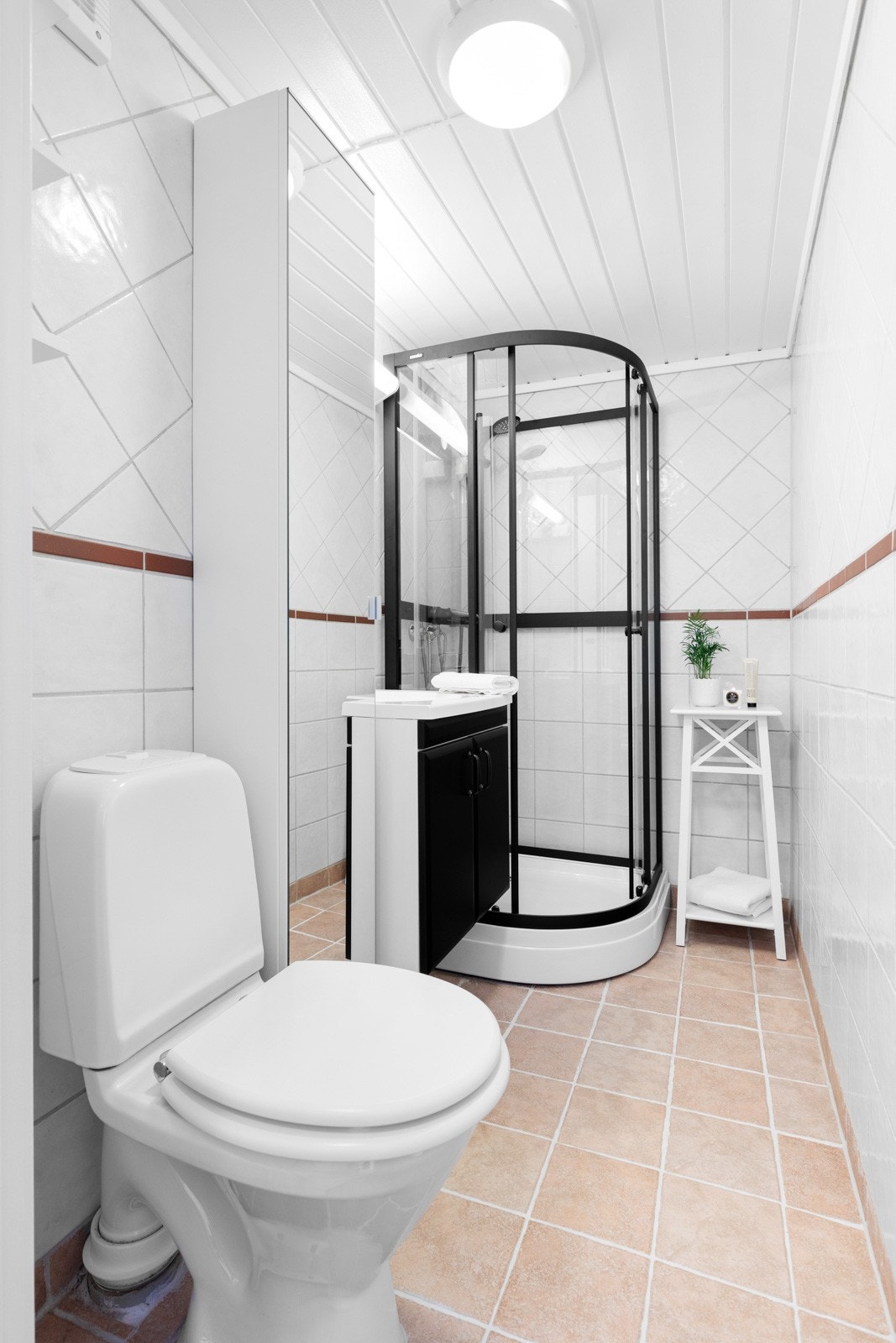 Baderom med filslagte flater og varmekabler i gulv. Galleribilde